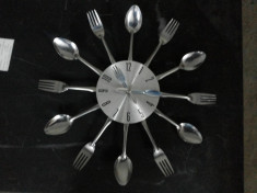 Ceas de bucatarie metalic,cuart, cu linguri si furculite foto