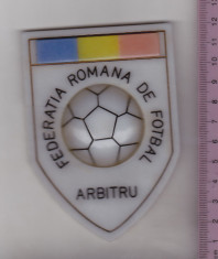 bnk dv Ecuson Federatia Romana de Fotbal - Arbitru - veche - material plexiglas foto