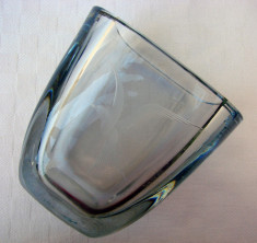 Frumoasa vaza din sticla groasa (de colectie), avand gravata o pasare (6) foto