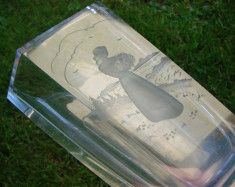 Raritate !!! Superba vaza din sticla de colectie avand gravat un personaj, anul 1940 (10) foto