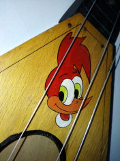 Instrument muzical pentru copii, realizat in per. comunista avand pictata o figurina reprezentand personajul de d. a. Woodpecker (Ciocanitoarea) Woody foto