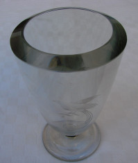 Frumoasa vaza din sticla groasa de 10 mm (de colectie), avand gravata o pasare (7) foto