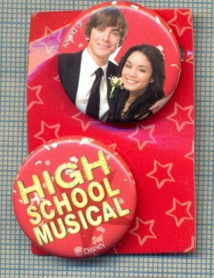 1832 INSIGNA - DOUA INSIGNE HIGH SCHOOL MUSICAL, DISNEY -PRINSE PE PLIANTUL ORIGINAL -starea care se vede foto