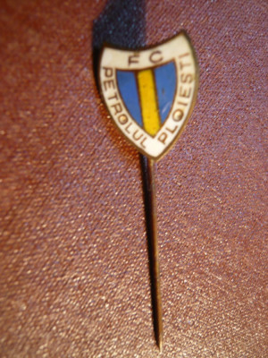 Insigna veche Fotbal Petrolul Ploiesti , metal si email , h= 1,4 cm foto