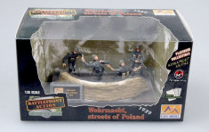 Diorama + 4 soldati - Wehrmacht streets of Poland - 1939 scara 1:35 foto