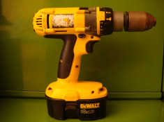 BORMASINA DEWALT CU ACUMULATOR / AUTOFILETANTA DEWALT DC988 18V foto