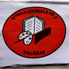 ROMANIA ECUSON EMBLEMA PENTRU SACOU SCOALA GENERALA NR 2 FAGARAS, 80 x 65 mm **