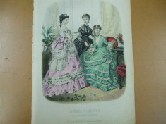 Moda costum rochie evantai oglinda gravura color La mode illustree Paris 1869 foto