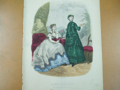 Moda costum palarie evantai rochie gravura color La mode illustree Paris 1867 foto