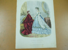 Moda costum rochie palarie evantai bijuterii gravura color La mode ilustree Paris 1868 foto