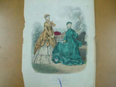 Moda costum rochie palarie umbrela evantai gravura color La mode illustree Paris 1868 foto