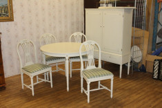 Sufragerie stil Gustavian. masa cu 4 scaune si dulap foto
