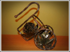 AuX: Superb SUPORT pe roti pentru sticla de vin, decorat cu frunze de vita-de-vie, confectionat manual din fier forjat, vechi, greutate 0.6 KG! foto