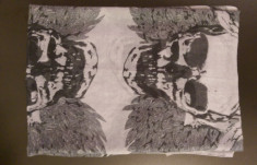 Esarfa GUESS Men&amp;#039;s Grey Winged Skull Scarf foto