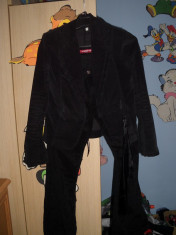 costum dama negru material raiat catifelat sacou cu cordonel si maneci evazate dantelate cambrat, pantalon talie normala fermoar si nasture cul negru foto