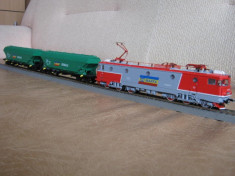 Tren de marfa format din locomotiva 060 EA si 2 vagoane de cereale scara 1:87 foto