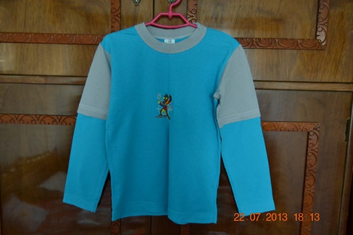 Bluza albastra cu umeri gri Bluza albastra cu umeri gri