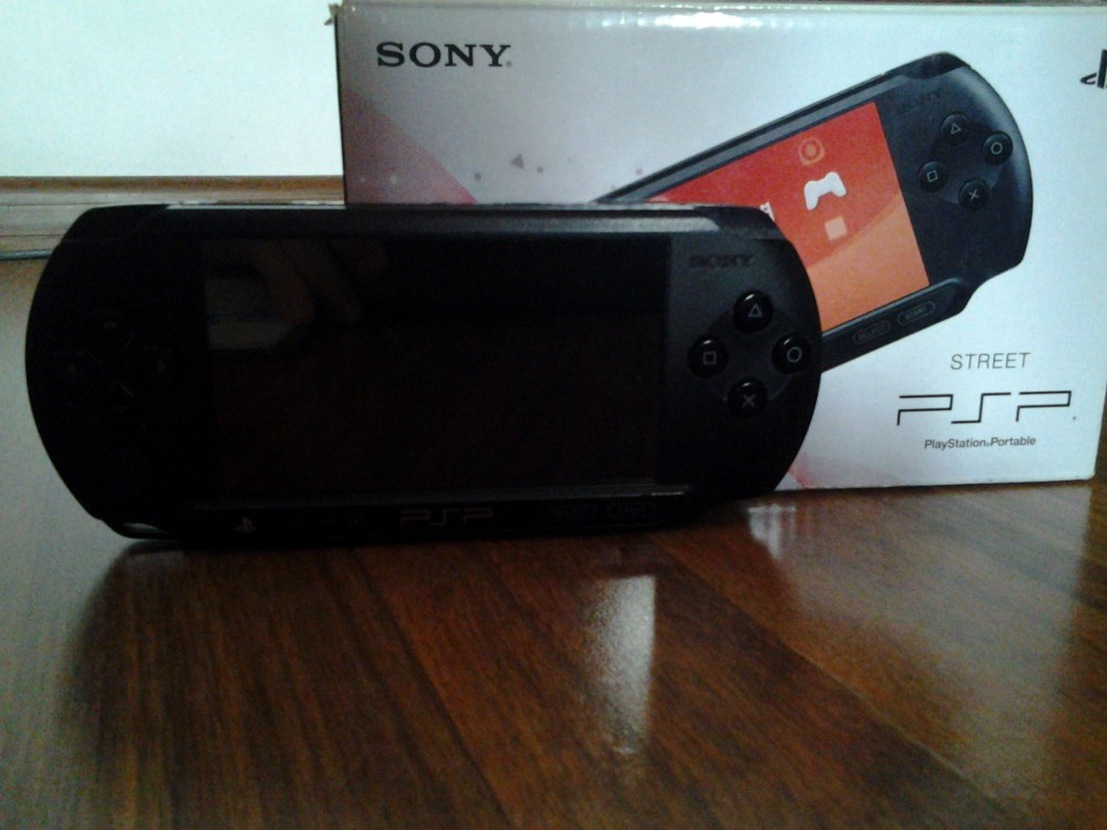 Vand Psp E1004 Street SONY modat permanent+card de 4gb | Okazii.ro