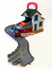 SODOR BARELL DEPOT SET Thomas And Friends Take Along - include locomotiva Thomas cu magnet - ( transport gratuit la plata in avans ) foto