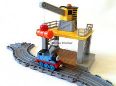 SODOR GANTRY CRANE and TRACK SET Thomas and Friends Take Along - include locomotiva Thomas cu magnet - ( transport gratuit la plata in avans ) foto