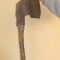 Deosebita barda veche,anii 1930 din fier,prezinta doua poansoane cu insemne chirilice