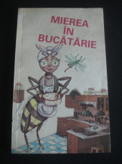 APIMONDIA - MIEREA IN BUCATARIE foto