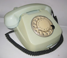 TELEFON FIX ROMANIA MODEL COLTURILE ROTUNJITE ANII 70 CU DISC CULOARE VERDE DESCHIS foto