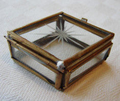 Superba cutie din alama cu cristal gravat foto