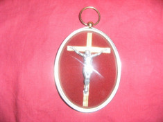 Deosebit crucifix cu Isus rastagnit pe cruce din foita aurita, totul fiind intr-un medalion cu dimensiunile 17x11 cm foto