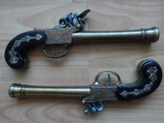 Pereche de pistoale de lupta, replica metalica de panoplie, model englezesc, sec.XVII-XVIII foto