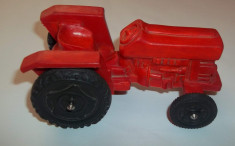jucarie perioada comunista tractor rosu din plastic (vintage, anii &amp;#039;60-&amp;#039;70) foto