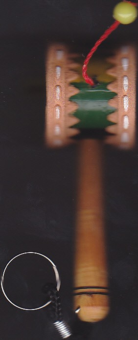 Breloc artizanal toba din lemn si piele adus din Ilheus, Brazilia