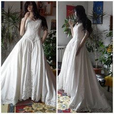 ROCHIE DE MIREASA PRINCESS STILE,VINTAGE,SUPERBA,PROVENINETA USA,OCAZIE PRET,SE POATE SI INCHIRIA ! foto