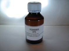 PERHIDROL concentrat 100ml . Ideal pentru fabricarea de APA OXIGENATA , in stomatologie , in cosmetica , oxiterapie , sinteze de laborator , hobby et foto