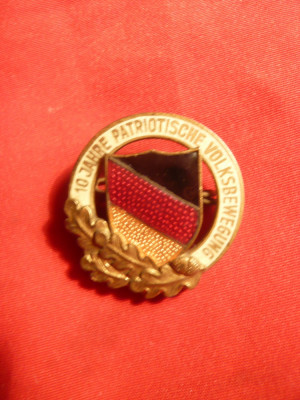 Insigna 10 Ani de la infiintarea Garzilor Patriotice DDR , d= 2,5 cm foto