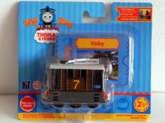 Take Along cu magnet - Thomas and Friends trenulet - TOBY locomotiva maro cu nr.7 ( transport 2.6 RON la plata in avans) NOU / DE COLECTIE foto