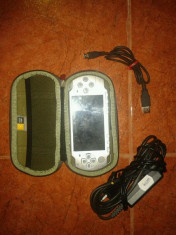 PSP 2000 Slim + husa,cablu de date,incarcator! Piese-reparatie (probleme la display) ! foto