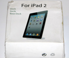 Dock Soclu - iPad 2 - Docking Station ( Statie de andocare ) pentru iPad 2 - sustine tableta si o incarca, usor de folosit, elegant, culoare alba foto