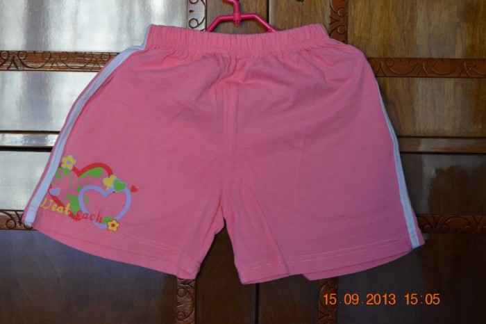 Pantaloni scurti roz cu 2 inimioare foto mare Pantaloni scurti roz cu 2 inimioare foto mare