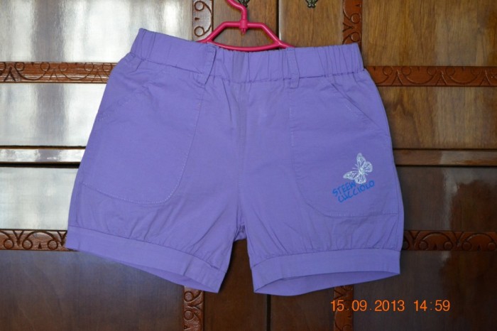 Pantaloni scurti mov cu fluturas foto mare Pantaloni scurti mov cu fluturas foto mare