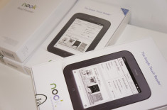 Barnes and Noble Nook Simple Touch eReader 2GB 6&amp;quot; NOU in Cutie, SIGILAT foto