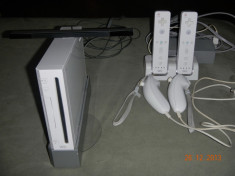 Consola Nintendo Wii,culoare alb,MODAT, stare perfecta(foarte putin utilizat),2remoute+2nunchack, remoute usb charging station, 12 jocuri originale foto