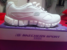 ADIDASI SKECHERS NOI PIELE foto