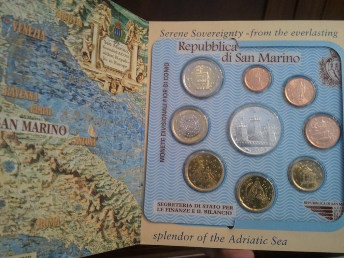 Set 8 monede euro 2005 San Marino Euro+o moneda din argint in interiorul setului