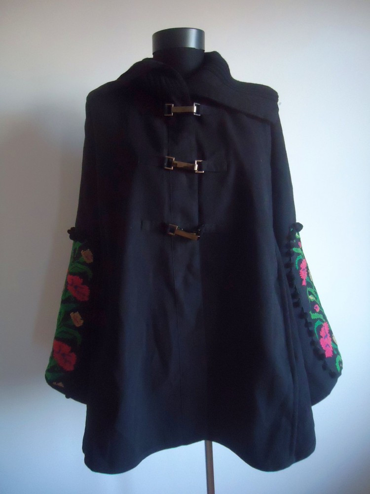 Palton negru tip pelerina (poncho) cu broderie etno cusuta manual | arhiva  Okazii.ro