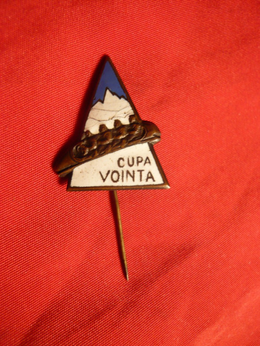 Insigna veche -Cupa Vointa la Bob 4 ,h= 2,6 cm