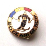 ROMANIA INSIGNA SPORT 50 DE ANI DE SCHI - dimensiune 18 mm **, Romania de la 1950