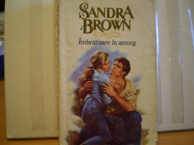 SANDRA BROWN - IMBRATISARE IN AMURG - ROMANTISM , ACTIUNE SI SUSPANS - ED. MIRON - 1993 - 511 PAG. foto