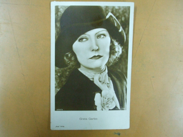 Carte postala Greta Garbo cu palarie si esarfa