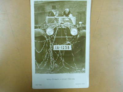 Carte postala Willy Fritsch - Lilian Harvey in autoturism Mercedes cu pahare sampanie foto